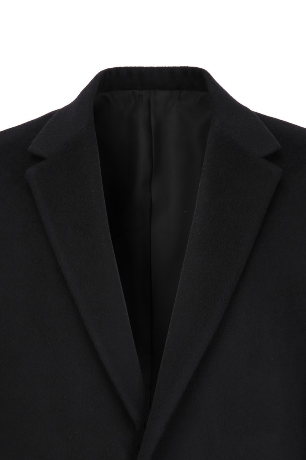 다크네이비 컬러의 캐시미어 소재 솔리드(무지) 자켓입니다. 가을과 겨울에 착용하기 좋으며, 일상, 오피스룩, 비즈니스 캐주얼, 모임룩 등 다양한 TPO에 활용 가능합니다. 레귤러핏과 싱글버튼 여밈으로 클래식하고 미니멀한 스타일을 연출하며, 부드러운 촉감의 두꺼운 캐시미어 소재가 고급스러움을 더합니다. 긴 소매 기장과 레이온, 폴리에스터 안감, 포켓 디자인으로 실용성을 높였습니다.
