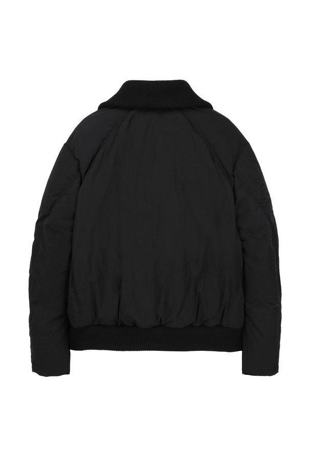 **블랙 니트카라 숏 다운 점퍼 (JNJU5D303BK)**는 겨울철 출근룩을 위한 미니멀하고 베이직한 스타일의 아우터입니다. 부드러운 촉감의 나일론, 모, 면, 폴리에스터, 폴리우레탄, 아크릴 혼방 소재로 제작되었으며, 숏 기장의 오버핏 디자인으로 편안한 착용감을 선사합니다. 니트 카라 디테일이 돋보이며, 집업 스타일로 간편하게 착용 가능합니다. 충전재는 솜털 90%, 깃털 10% 비율로, 뛰어난 보온성을 제공합니다. 안감은 나일론 소재이며, 두께감 있는 디자인으로 추운 날씨에도 따뜻하게 몸을 보호해 줍니다. 
