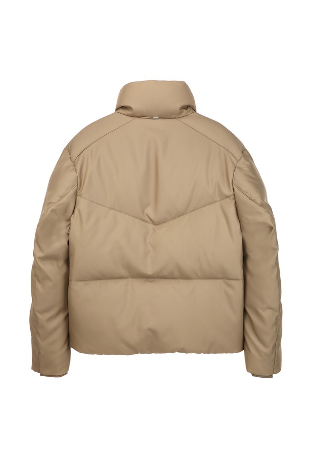 베이직하고 미니멀한 스타일의 여성용 베이지 숏 다운 점퍼입니다. 겉감은 부드러운 폴리에스테르 소재로 제작되었으며, 솜털 90%, 깃털 10%의 충전재를 사용하여 따뜻함을 더했습니다. 숏패딩 기장과 오버핏으로 편안한 착용감을 선사하며, 지퍼형 여밈 방식과 하이넥 디자인으로 보온성을 높였습니다. 긴 소매 기장과 무지 패턴으로 어떤 코디에도 잘 어울리는 데일리 아이템입니다. 겨울철, 캐주얼하고 클래식한 스타일을 연출해보세요.
