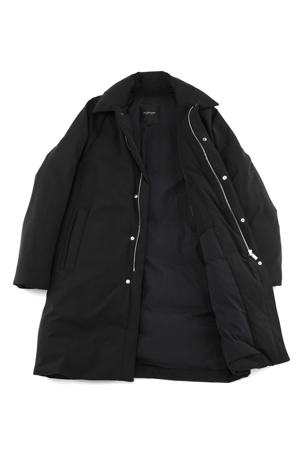 세련된 블랙 비즈 스트레치 다운 트렌치 (블랙 비즈 스트레치 다운 트렌치) 코트입니다. 겨울철에도 따뜻하게 착용할 수 있도록 두꺼운 두께감과 패딩 안감, 보온 기능을 갖추었습니다. 여성스러운 라인을 살려주는 레귤러핏에, 클래식하고 엘레강스한 스타일을 더했습니다. 신축성 있는 소재와 지퍼 여밈 방식으로 편안함과 활동성을 높였으며, 비즈 장식으로 포인트를 주어 특별함을 더했습니다. 출근룩, 모임룩, 어떤 TPO에도 미니멀하면서도 세련된 스타일을 연출해보세요.
