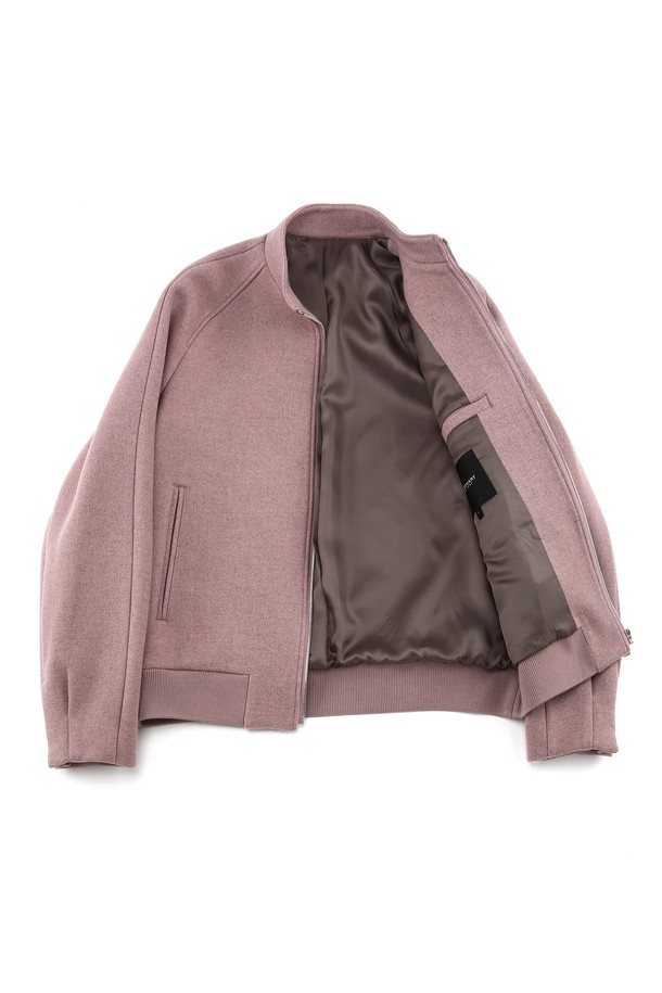 페일 핑크 컬러의 여성용 크롬 트윌 밴드넥 블루종입니다. 캐주얼, 미니멀, 클래식 스타일을 아우르며, 봄, 가을에 어울리는 두꺼운 두께감의 긴 소매 블루종입니다. 부드러운 촉감의 모, 나일론, 캐시미어, 폴리에스터, 아크릴 혼방 소재로 제작되었으며, 안감은 폴리에스터를 사용했습니다. 레귤러 핏에 집업 여밈 방식이며, 밴드넥 디자인과 트윌 조직이 특징입니다. 일상복으로 활용하기 좋은 아이템입니다.
