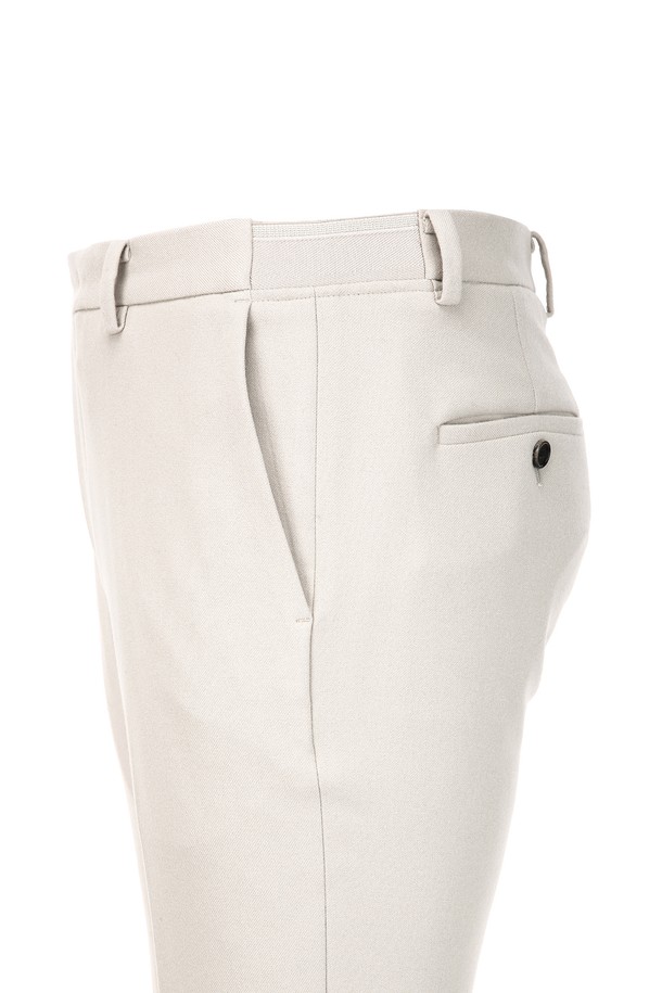 [ORDINARY-FIT] 윈터 컴포트 슬랙스 - 라이트베이지 (JNPA5D301I1)는 겨울철 따뜻하고 편안하게 착용할 수 있는 슬랙스입니다. 라이트베이지 컬러의 솔리드 디자인으로, 오피스룩, 비즈니스 캐주얼, 출근룩 등 다양한 TPO에 활용하기 좋습니다. 부드러운 촉감의 폴리에스터, 레이온, 폴리우레탄 혼방 소재로 제작되어 편안한 착용감을 선사하며, 레귤러핏으로 제작되어 베이직하고 클래식한 스타일을 연출합니다. 안감이 있어 보온성을 높였으며, 사이드 부분 밴딩으로 활동성을 더했습니다. 드라이클리닝 전용 제품입니다.
