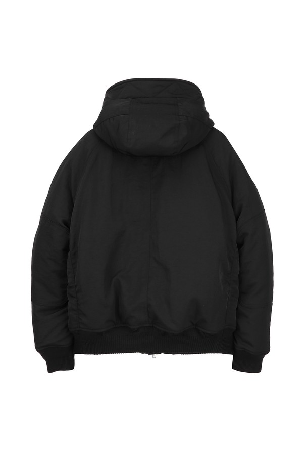 블랙 컬러의 구스다운 N2B 후드 파카 (JNJU5D318BK)는 겨울철 일상과 출근룩에 적합한 남성용 아우터입니다. 캐주얼, 미니멀, 클래식 스타일을 아우르며, 넉넉한 레귤러 핏으로 편안함을 제공합니다. 보온성과 방풍 기능을 갖춘 두꺼운 두께의 무지 디자인으로, 나일론과 구스다운(솜털 90%, 깃털 10%) 충전재를 사용하여 부드러운 촉감을 선사합니다. 집업 방식으로 간편하게 착용 가능하며, 긴 소매와 후드, N2B 코트 타입으로 디자인되어 있습니다.
