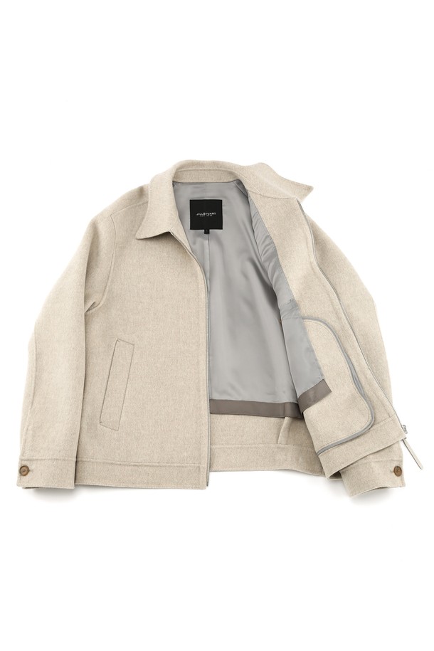 캐시미어 블렌드 핸드메이드 블루종 - 라이트베이지(JNJU5D201I1)는 가을, 겨울 시즌에 어울리는 아우터입니다. 양모, 캐시미어, 폴리에스터 혼방 소재로 제작되어 부드러운 촉감과 두꺼운 두께감을 자랑합니다. 클래식하고 베이직한 디자인에 무지 패턴, 레귤러핏, 긴 소매 기장으로 어떤 스타일에도 잘 어울립니다. 출근룩, 비즈니스 캐주얼, 모임룩 등 다양한 TPO에 활용 가능하며, 미니멀하고 시크한 스타일을 연출하기 좋습니다. 핸드메이드 방식으로 제작되어 고급스러움을 더한 블루종입니다.
