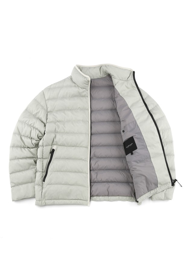 [AIRY DOWN] 경량 립스탑 구스다운 점퍼 - 라이트그린(JNJU5D320E1)은 가볍고 따뜻한 겨울철 필수 아이템입니다. 립스탑 소재를 사용하여 내구성을 높였으며, 솜털 90%, 깃털 10%의 구스다운 충전재로 뛰어난 보온성을 제공합니다. 라이트그린 색상의 캐주얼한 디자인으로 출근룩, 여행룩 등 다양한 TPO에 활용 가능합니다. 레귤러핏으로 편안하게 착용할 수 있으며, 집업 스타일로 간편하게 여밀 수 있습니다. 드라이클리닝 전용 제품으로 관리가 용이합니다.
