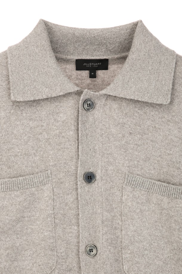 다크베이지 컬러의 울 펠트 셋업 가디건입니다. 여성 의류로, 가을과 겨울에 착용하기 좋은 두꺼운 두께감의 긴소매 가디건입니다. 베이직하고 클래식한 스타일로, 무지 패턴에 레귤러핏으로 제작되었습니다. 부드러운 촉감의 모(울)와 나일론 혼방 소재로 제작되었으며, 버튼 여밈 방식입니다. 오피스룩, 출근룩, 모임룩 등 다양한 TPO에 활용 가능하며, 클래식하고 미니멀한 스타일을 연출하기 좋습니다. 울 펠트 소재 특성상 드라이클리닝을 권장합니다.