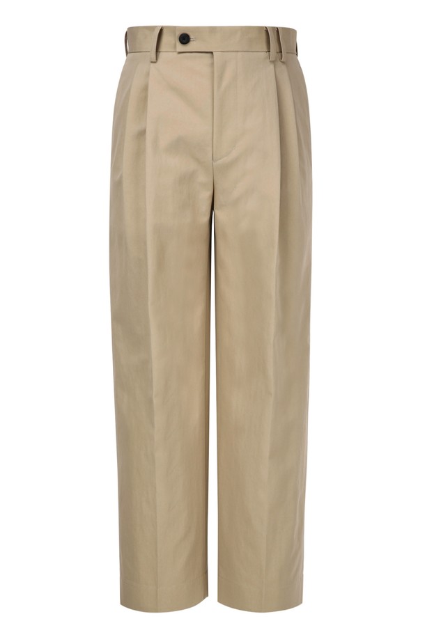 [BISENTINO] 베이지 코튼 혼방 투턱 와이드 치노 셋업 팬츠 (JNPA5A124I2)는 봄, 가을에 착용하기 좋은 남성용 긴바지입니다. 면과 나일론 혼방 소재로 제작되었으며, 베이직하고 클래식한 스타일을 연출합니다. 루즈핏 와이드 디자인에 투턱 디테일을 더해 편안하면서도 세련된 핏을 제공하는 셋업 팬츠입니다.
