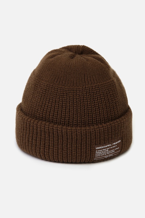 **비니 / 몽크 핏 / 브라운**은 가을, 겨울철 따뜻하게 착용할 수 있는 남녀 공용 비니입니다. 부드러운 촉감의 아크릴 소재로 제작되었으며, 깊은 모자 깊이와 두꺼운 두께로 보온성을 높였습니다. 브라운 컬러와 골지 패턴, 로고 디자인이 어우러져 캐주얼, 미니멀, 클래식 스타일을 연출하기 좋습니다. 출근룩이나 캠핑룩 등 다양한 TPO에 활용할 수 있는 몽크핏 디자인의 비니입니다.
