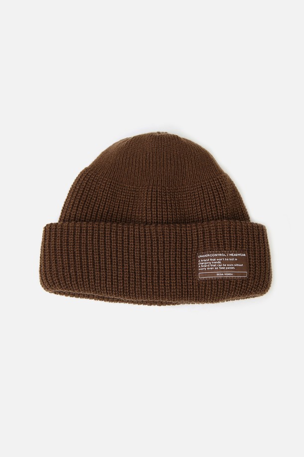 **비니 / 몽크 핏 / 브라운**은 가을, 겨울철 따뜻하게 착용할 수 있는 남녀 공용 비니입니다. 부드러운 촉감의 아크릴 소재로 제작되었으며, 깊은 모자 깊이와 두꺼운 두께로 보온성을 높였습니다. 브라운 컬러와 골지 패턴, 로고 디자인이 어우러져 캐주얼, 미니멀, 클래식 스타일을 연출하기 좋습니다. 출근룩이나 캠핑룩 등 다양한 TPO에 활용할 수 있는 몽크핏 디자인의 비니입니다.
