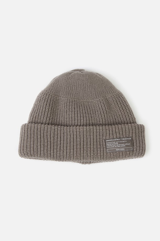 **비니 / 몽크 핏 / 그레이**는 캐주얼, 미니멀, 클래식 스타일을 아우르는 남녀 공용 비니입니다. 가을과 겨울에 착용하기 좋은 두꺼운 두께감과 부드러운 촉감의 니트, 아크릴 혼방 소재로 제작되었습니다. 깊은 모자 깊이와 골지 패턴이 특징이며, 몽크 핏 디자인으로 편안한 착용감을 선사합니다. 출근룩과 모임룩 등 다양한 TPO에 활용 가능하며, 심플한 로고 장식이 돋보입니다.
