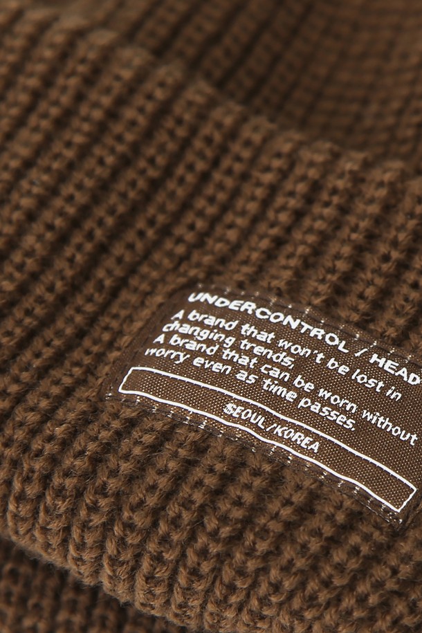 **비니 / 몽크 핏 / 브라운**은 가을, 겨울철 따뜻하게 착용할 수 있는 남녀 공용 비니입니다. 부드러운 촉감의 아크릴 소재로 제작되었으며, 깊은 모자 깊이와 두꺼운 두께로 보온성을 높였습니다. 브라운 컬러와 골지 패턴, 로고 디자인이 어우러져 캐주얼, 미니멀, 클래식 스타일을 연출하기 좋습니다. 출근룩이나 캠핑룩 등 다양한 TPO에 활용할 수 있는 몽크핏 디자인의 비니입니다.
