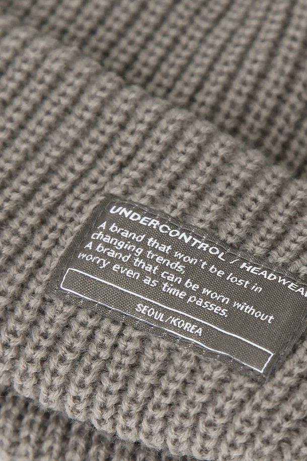 **비니 / 몽크 핏 / 그레이**는 캐주얼, 미니멀, 클래식 스타일을 아우르는 남녀 공용 비니입니다. 가을과 겨울에 착용하기 좋은 두꺼운 두께감과 부드러운 촉감의 니트, 아크릴 혼방 소재로 제작되었습니다. 깊은 모자 깊이와 골지 패턴이 특징이며, 몽크 핏 디자인으로 편안한 착용감을 선사합니다. 출근룩과 모임룩 등 다양한 TPO에 활용 가능하며, 심플한 로고 장식이 돋보입니다.
