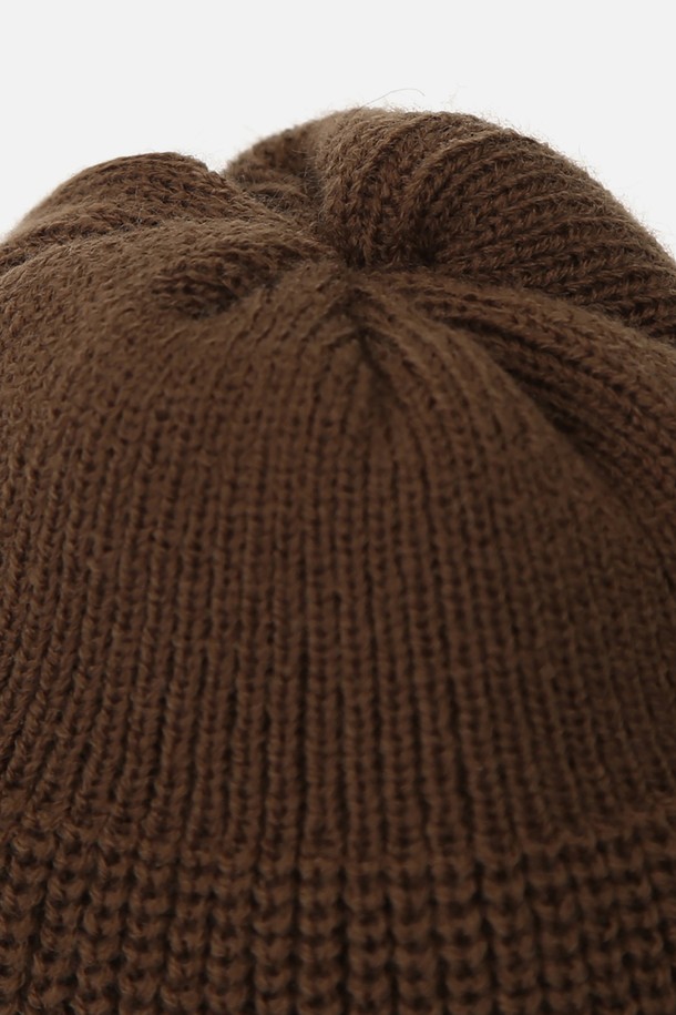 **비니 / 몽크 핏 / 브라운**은 가을, 겨울철 따뜻하게 착용할 수 있는 남녀 공용 비니입니다. 부드러운 촉감의 아크릴 소재로 제작되었으며, 깊은 모자 깊이와 두꺼운 두께로 보온성을 높였습니다. 브라운 컬러와 골지 패턴, 로고 디자인이 어우러져 캐주얼, 미니멀, 클래식 스타일을 연출하기 좋습니다. 출근룩이나 캠핑룩 등 다양한 TPO에 활용할 수 있는 몽크핏 디자인의 비니입니다.
