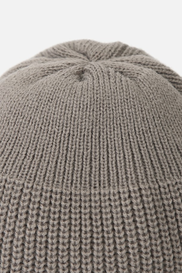 **비니 / 몽크 핏 / 그레이**는 캐주얼, 미니멀, 클래식 스타일을 아우르는 남녀 공용 비니입니다. 가을과 겨울에 착용하기 좋은 두꺼운 두께감과 부드러운 촉감의 니트, 아크릴 혼방 소재로 제작되었습니다. 깊은 모자 깊이와 골지 패턴이 특징이며, 몽크 핏 디자인으로 편안한 착용감을 선사합니다. 출근룩과 모임룩 등 다양한 TPO에 활용 가능하며, 심플한 로고 장식이 돋보입니다.
