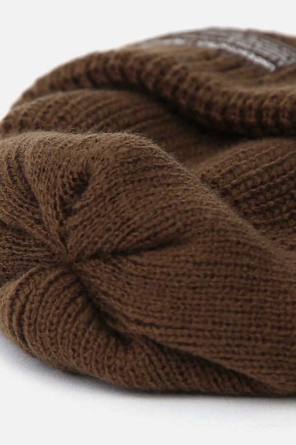 **비니 / 몽크 핏 / 브라운**은 가을, 겨울철 따뜻하게 착용할 수 있는 남녀 공용 비니입니다. 부드러운 촉감의 아크릴 소재로 제작되었으며, 깊은 모자 깊이와 두꺼운 두께로 보온성을 높였습니다. 브라운 컬러와 골지 패턴, 로고 디자인이 어우러져 캐주얼, 미니멀, 클래식 스타일을 연출하기 좋습니다. 출근룩이나 캠핑룩 등 다양한 TPO에 활용할 수 있는 몽크핏 디자인의 비니입니다.
