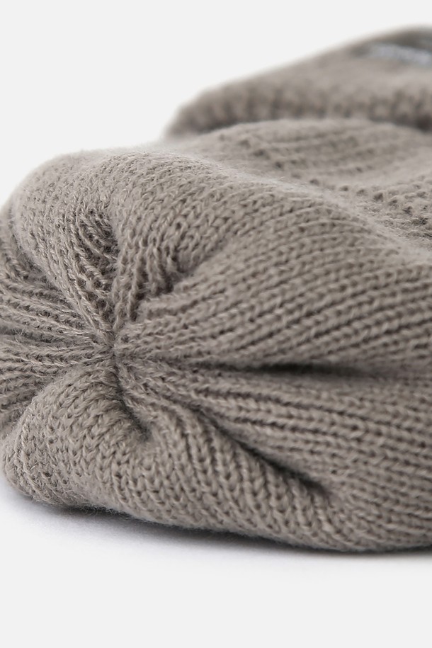 **비니 / 몽크 핏 / 그레이**는 캐주얼, 미니멀, 클래식 스타일을 아우르는 남녀 공용 비니입니다. 가을과 겨울에 착용하기 좋은 두꺼운 두께감과 부드러운 촉감의 니트, 아크릴 혼방 소재로 제작되었습니다. 깊은 모자 깊이와 골지 패턴이 특징이며, 몽크 핏 디자인으로 편안한 착용감을 선사합니다. 출근룩과 모임룩 등 다양한 TPO에 활용 가능하며, 심플한 로고 장식이 돋보입니다.
