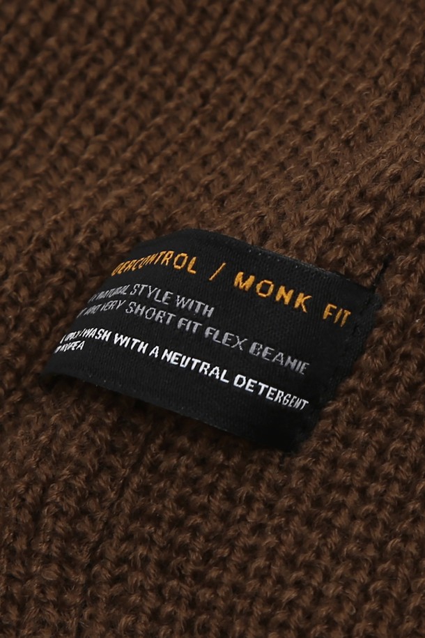 **비니 / 몽크 핏 / 브라운**은 가을, 겨울철 따뜻하게 착용할 수 있는 남녀 공용 비니입니다. 부드러운 촉감의 아크릴 소재로 제작되었으며, 깊은 모자 깊이와 두꺼운 두께로 보온성을 높였습니다. 브라운 컬러와 골지 패턴, 로고 디자인이 어우러져 캐주얼, 미니멀, 클래식 스타일을 연출하기 좋습니다. 출근룩이나 캠핑룩 등 다양한 TPO에 활용할 수 있는 몽크핏 디자인의 비니입니다.
