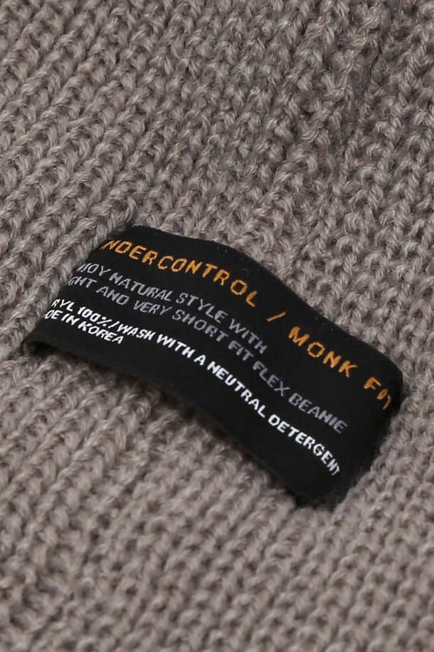 **비니 / 몽크 핏 / 그레이**는 캐주얼, 미니멀, 클래식 스타일을 아우르는 남녀 공용 비니입니다. 가을과 겨울에 착용하기 좋은 두꺼운 두께감과 부드러운 촉감의 니트, 아크릴 혼방 소재로 제작되었습니다. 깊은 모자 깊이와 골지 패턴이 특징이며, 몽크 핏 디자인으로 편안한 착용감을 선사합니다. 출근룩과 모임룩 등 다양한 TPO에 활용 가능하며, 심플한 로고 장식이 돋보입니다.
