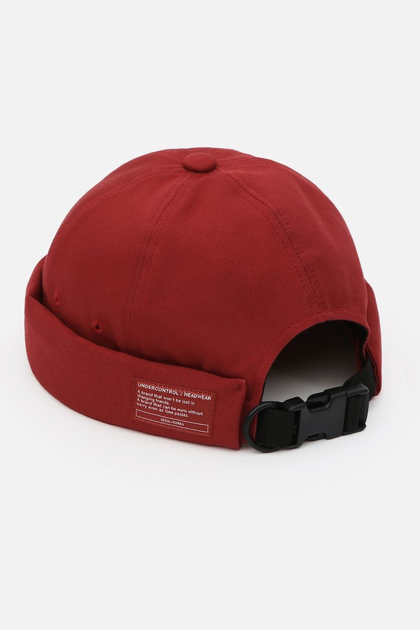 몰드캡 / 트윌 코튼 / OG 레드'는 편안하고 스타일리시한 일상룩을 위한 모자입니다. 부드러운 촉감의 면 소재를 사용하여 사계절 내내 착용하기 좋으며, 비니 스타일과 플라스틱 버클 스트랩으로 편안한 착용감을 제공합니다. 캐주얼, 미니멀, 클래식 스타일을 모두 소화하며 동네 마실룩이나 산책룩에 잘 어울립니다. 모자 깊이는 7.7-12cm이며, 얇은 두께감과 트윌 패턴으로 디자인되었습니다. 라벨과 버클 디테일로 포인트를 더하고, 사이즈 조절 기능으로 편리하게 사용할 수 있습니다.
