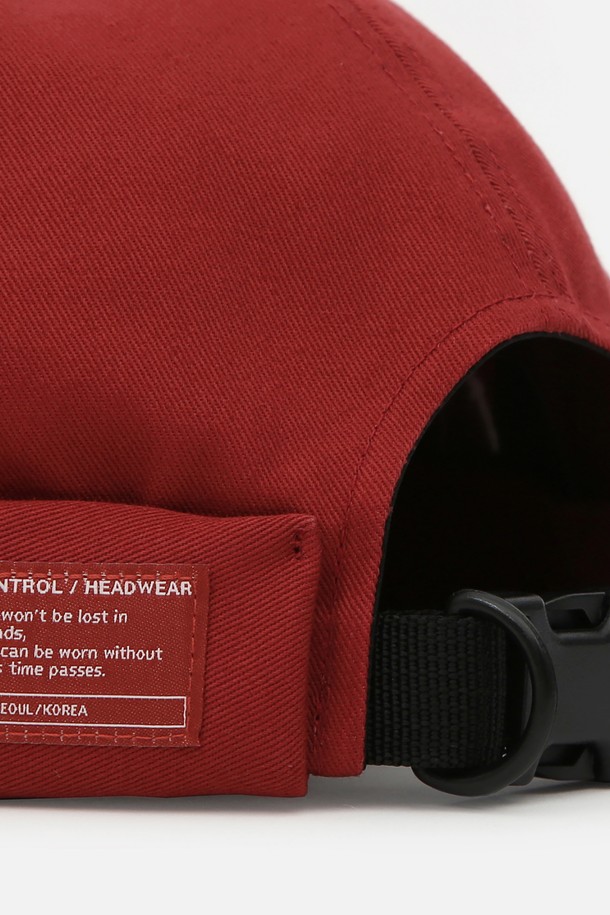 몰드캡 / 트윌 코튼 / OG 레드'는 편안하고 스타일리시한 일상룩을 위한 모자입니다. 부드러운 촉감의 면 소재를 사용하여 사계절 내내 착용하기 좋으며, 비니 스타일과 플라스틱 버클 스트랩으로 편안한 착용감을 제공합니다. 캐주얼, 미니멀, 클래식 스타일을 모두 소화하며 동네 마실룩이나 산책룩에 잘 어울립니다. 모자 깊이는 7.7-12cm이며, 얇은 두께감과 트윌 패턴으로 디자인되었습니다. 라벨과 버클 디테일로 포인트를 더하고, 사이즈 조절 기능으로 편리하게 사용할 수 있습니다.
