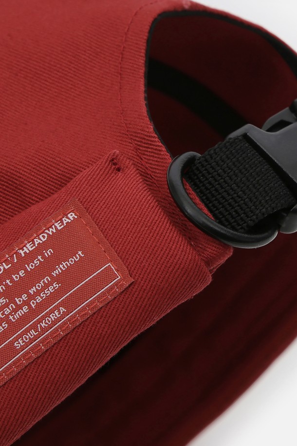 몰드캡 / 트윌 코튼 / OG 레드'는 편안하고 스타일리시한 일상룩을 위한 모자입니다. 부드러운 촉감의 면 소재를 사용하여 사계절 내내 착용하기 좋으며, 비니 스타일과 플라스틱 버클 스트랩으로 편안한 착용감을 제공합니다. 캐주얼, 미니멀, 클래식 스타일을 모두 소화하며 동네 마실룩이나 산책룩에 잘 어울립니다. 모자 깊이는 7.7-12cm이며, 얇은 두께감과 트윌 패턴으로 디자인되었습니다. 라벨과 버클 디테일로 포인트를 더하고, 사이즈 조절 기능으로 편리하게 사용할 수 있습니다.

