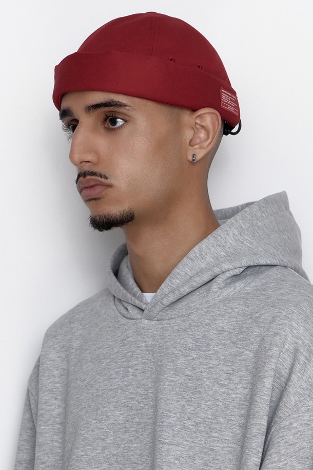 몰드캡 / 트윌 코튼 / OG 레드'는 편안하고 스타일리시한 일상룩을 위한 모자입니다. 부드러운 촉감의 면 소재를 사용하여 사계절 내내 착용하기 좋으며, 비니 스타일과 플라스틱 버클 스트랩으로 편안한 착용감을 제공합니다. 캐주얼, 미니멀, 클래식 스타일을 모두 소화하며 동네 마실룩이나 산책룩에 잘 어울립니다. 모자 깊이는 7.7-12cm이며, 얇은 두께감과 트윌 패턴으로 디자인되었습니다. 라벨과 버클 디테일로 포인트를 더하고, 사이즈 조절 기능으로 편리하게 사용할 수 있습니다.
