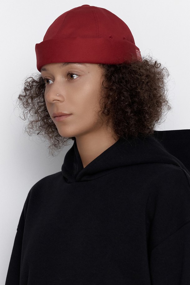 몰드캡 / 트윌 코튼 / OG 레드'는 편안하고 스타일리시한 일상룩을 위한 모자입니다. 부드러운 촉감의 면 소재를 사용하여 사계절 내내 착용하기 좋으며, 비니 스타일과 플라스틱 버클 스트랩으로 편안한 착용감을 제공합니다. 캐주얼, 미니멀, 클래식 스타일을 모두 소화하며 동네 마실룩이나 산책룩에 잘 어울립니다. 모자 깊이는 7.7-12cm이며, 얇은 두께감과 트윌 패턴으로 디자인되었습니다. 라벨과 버클 디테일로 포인트를 더하고, 사이즈 조절 기능으로 편리하게 사용할 수 있습니다.
