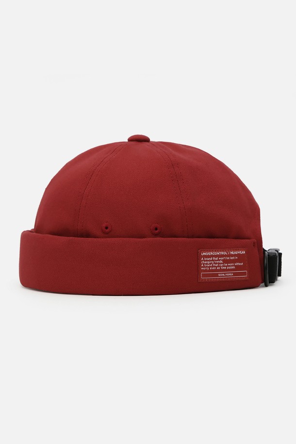 몰드캡 / 트윌 코튼 / OG 레드'는 편안하고 스타일리시한 일상룩을 위한 모자입니다. 부드러운 촉감의 면 소재를 사용하여 사계절 내내 착용하기 좋으며, 비니 스타일과 플라스틱 버클 스트랩으로 편안한 착용감을 제공합니다. 캐주얼, 미니멀, 클래식 스타일을 모두 소화하며 동네 마실룩이나 산책룩에 잘 어울립니다. 모자 깊이는 7.7-12cm이며, 얇은 두께감과 트윌 패턴으로 디자인되었습니다. 라벨과 버클 디테일로 포인트를 더하고, 사이즈 조절 기능으로 편리하게 사용할 수 있습니다.
