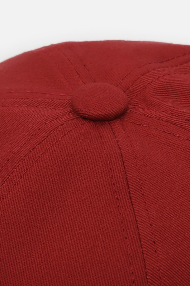 몰드캡 / 트윌 코튼 / OG 레드'는 편안하고 스타일리시한 일상룩을 위한 모자입니다. 부드러운 촉감의 면 소재를 사용하여 사계절 내내 착용하기 좋으며, 비니 스타일과 플라스틱 버클 스트랩으로 편안한 착용감을 제공합니다. 캐주얼, 미니멀, 클래식 스타일을 모두 소화하며 동네 마실룩이나 산책룩에 잘 어울립니다. 모자 깊이는 7.7-12cm이며, 얇은 두께감과 트윌 패턴으로 디자인되었습니다. 라벨과 버클 디테일로 포인트를 더하고, 사이즈 조절 기능으로 편리하게 사용할 수 있습니다.
