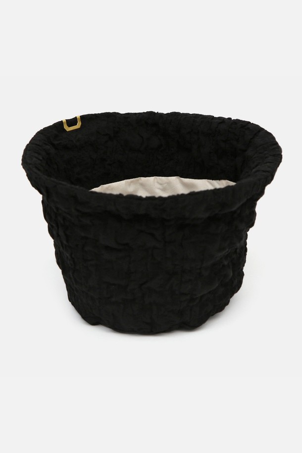 STAND BUCKET (스탠드 버킷) / BUBBLE (버블) / BLACK (블랙) 버킷햇입니다. 3차원 효과의 버블 텍스처 면 소재로 제작되어 부드러운 촉감과 자연스러운 볼륨감을 선사합니다. 모자 깊이 16cm로, 가볍게 착용하기 좋으며 일상, 여행, 산책 등 다양한 TPO에 활용할 수 있습니다. 미니멀, 캐주얼, 클래식 스타일을 아우르며 블랙 컬러에 골드 클럽 라벨 장식이 포인트입니다. 스티치리스 브림 엣지와 황동 도금 메탈 액세서리로 디자인의 완성도를 높였습니다.
