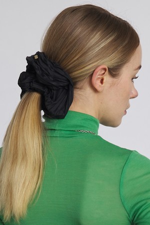 SCRUNCHIE / JEWEL / PLEATS / BLACK