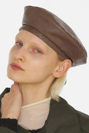 PLATE BERET / STRAP / LEATHER / BROWN