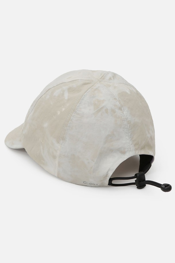 URH - C - 001 - WN - DE (유알에이치 - 씨 - 공공일 - 더블류엔 - 디이) 캡모자는 일상과 아웃도어 활동에 적합하며, 봄, 여름, 가을 계절에 착용하기 좋습니다. 베이지와 데저트 두 가지 컬러로 출시되었으며, 나일론과 폴리에스테르 혼방 소재로 제작되어 부드러운 촉감을 선사합니다. 11~12cm 깊이, 5.5cm 챙 넓이의 디자인에 빈티지 워싱 패턴이 돋보이며, 얇은 두께감으로 시원하게 착용할 수 있습니다. 플렉스 바이저, 퀵스트랩, 엘라스틱 밴드 등의 디테일과 흡습, 속건, 통기성, 쿨링 기능이 더해져 캐주얼, 고프코어, 스포티한 스타일 연출에 용이합니다.
