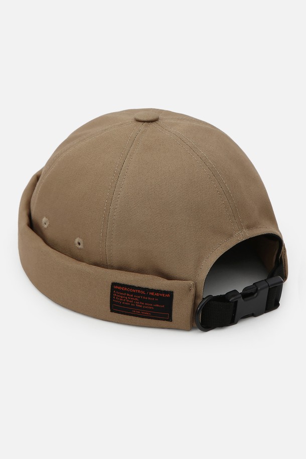 몰드캡/트윌 코튼/컴뱃/데저트입니다. 면 소재의 부드러운 촉감이 돋보이는 비니 스타일의 몰드캡으로, 사계절 내내 활용하기 좋습니다. 미니멀하고 캐주얼한 디자인으로, 동네 마실룩이나 산책룩에 자연스럽게 어울립니다. 후면 플라스틱 버클 스트랩으로 사이즈 조절이 용이하며, 7-12cm의 모자 깊이와 챙이 없는 디자인이 특징입니다. 베이지와 데저트 두 가지 컬러로 출시되었으며, 무지 패턴에 라벨과 버클 장식으로 포인트를 더했습니다. 원 사이즈(56-60cm)로 편안하게 착용할 수 있습니다.
