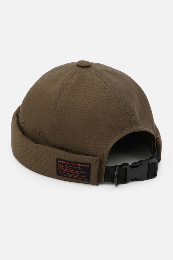몰드 캡 (MOLD CAP) / 트윌 코튼 (TWILL COTTON) / 컴뱃 (COMBAT) / 카키는 사계절 내내 착용하기 좋은 모자입니다. 부드러운 면 소재의 트윌 (Twil) 패턴으로 제작되었으며, 비니 스타일 디자인으로 편안한 착용감을 제공합니다. 7-12cm 모자 깊이와 챙이 없는 디자인으로 캐주얼, 미니멀, 시티 보이 스타일 연출에 용이합니다. 라벨과 플라스틱 버클 스트랩 디테일이 있으며, 56-60cm 내부 둘레로 사이즈 조절이 가능하여 누구나 편안하게 착용할 수 있습니다. 동네 마실룩이나 산책룩에 매치하여 멋스러운 스타일을 완성해보세요.
