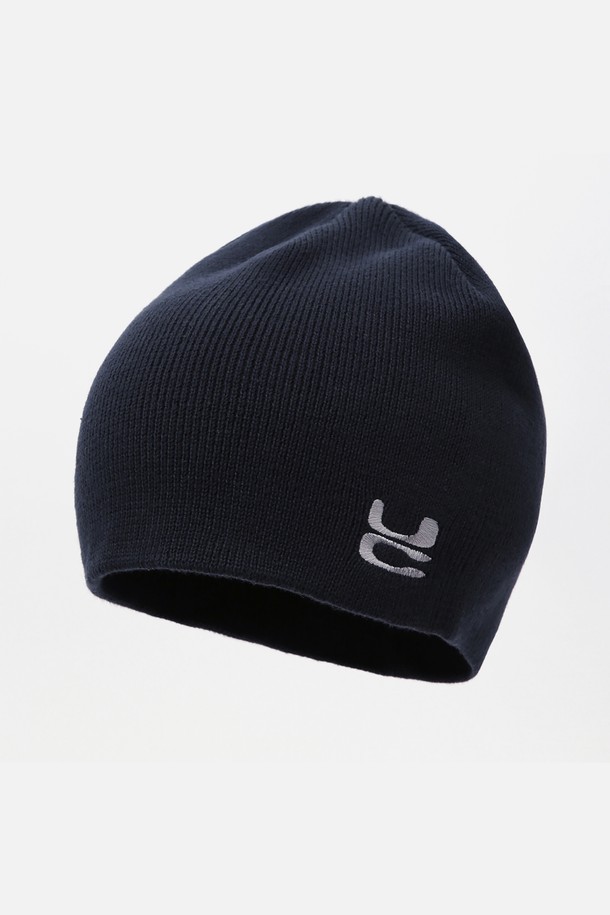 네이비 색상의 비니 (BEANIE) 입니다. 부드러운 촉감의 아크릴과 면 혼방 소재로 제작되어 사계절 내내 착용 가능합니다. No cuff 디자인으로 깔끔하며, 얇은 두께감으로 답답함 없이 착용할 수 있습니다. 실버톤 시그니처 로고 자수와 크라운 타입, 탑심 마감 디테일이 특징입니다. 산책룩, 겨울 데일리룩 등 캐주얼, 미니멀, 클래식 스타일 모두에 잘 어울립니다.
