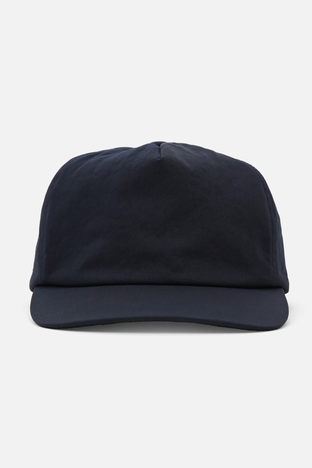 **UC 5패널 윙 캡 (네이비)**

부드러운 촉감의 나일론, 면 혼방 소재로 제작된 네이비 컬러의 캡모자입니다. 얇은 두께감으로 봄, 여름에 착용하기 좋으며, 5 패널 구조와 트러커 캡 디자인이 특징입니다. 13cm 모자 깊이와 6.5~7cm 챙 넓이로 편안한 착용감을 제공하며, 사이즈 조절이 가능합니다. 실버톤 시그니처 로고 자수와 버클 디자인으로 포인트를 더했습니다. 동네 마실룩, 산책룩, 여행룩, 캐주얼, 미니멀, 시티보이 스타일을 즐기는 분들께 추천합니다.
