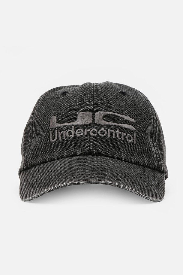 UC / 바이오 워시드 비 비 / 옥스 차콜 볼캡입니다. 부드러운 면 소재에 바이오 워싱 가공을 더해 자연스러운 색감과 편안한 착용감을 선사합니다. 모자 깊이가 깊고 챙 길이가 7.5~8cm로 제작되었으며, 로고 자수와 메탈 버클 디테일이 돋보입니다. 사이즈 조절이 가능하며, 캐주얼, 미니멀, 시티보이 스타일을 연출하기 좋습니다. 동네 마실룩이나 산책룩에 매치하여 편안하면서도 스타일리시한 룩을 완성해보세요.
