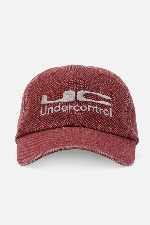 UC / 바이오 워시드 비비 / 옥스포드 레드는 부드러운 면 소재로 제작된 볼캡입니다. 깊은 모자 깊이와 7.5~8cm의 챙 넓이로 편안한 착용감을 선사하며, 일상, 산책, 여행 등 다양한 TPO에 활용하기 좋습니다. 바이오 워싱 가공을 통해 자연스러운 멋을 더했으며, 뒷면 메탈 버클 스트랩으로 사이즈 조절이 용이합니다. 전면에 로고 자수, 뒷면 미니 라벨, 그리고 미니멀, 캐주얼, 스트리트 스타일을 연출하기 좋은 디자인입니다.
