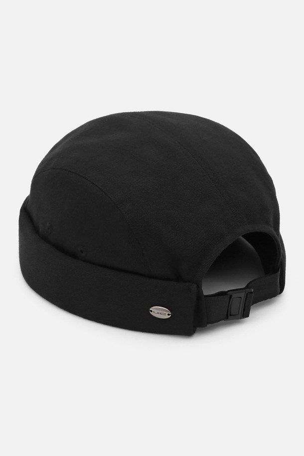 UC / MOLD CAP / CAMP / FADED BLACK (유씨 / 몰드 캡 / 캠프 / 페이드 블랙) 캠프캡입니다. 부드러운 면 소재로 제작되어 편안한 착용감을 선사하며, 봄, 여름 계절에 적합합니다. 자연스러운 실루엣과 페이드 워싱 처리로 빈티지한 멋을 더했습니다. 중간 모자 깊이와 일반 챙 넓이로 디자인되었으며, 사이즈 조절이 가능한 버클 스트랩이 있습니다. 엠보싱 처리된 UC 로고 메달 라벨과 핸드 스티칭 디테일이 특징이며, 캐주얼, 미니멀, 시티보이 스타일의 동네 마실룩, 산책룩에 잘 어울립니다.
