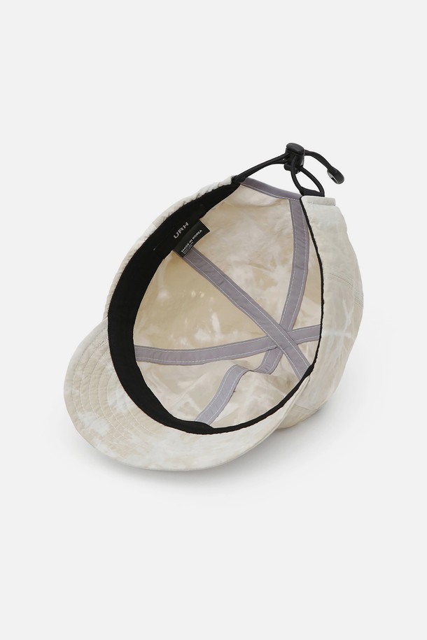 URH - C - 001 - WN - DE (유알에이치 - 씨 - 공공일 - 더블류엔 - 디이) 캡모자는 일상과 아웃도어 활동에 적합하며, 봄, 여름, 가을 계절에 착용하기 좋습니다. 베이지와 데저트 두 가지 컬러로 출시되었으며, 나일론과 폴리에스테르 혼방 소재로 제작되어 부드러운 촉감을 선사합니다. 11~12cm 깊이, 5.5cm 챙 넓이의 디자인에 빈티지 워싱 패턴이 돋보이며, 얇은 두께감으로 시원하게 착용할 수 있습니다. 플렉스 바이저, 퀵스트랩, 엘라스틱 밴드 등의 디테일과 흡습, 속건, 통기성, 쿨링 기능이 더해져 캐주얼, 고프코어, 스포티한 스타일 연출에 용이합니다.
