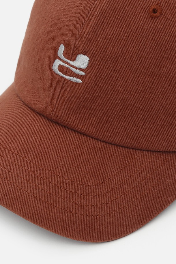 **UC / WASHED B B / BRICK (유씨 / 워시드 비 비 / 브릭)**

부드러운 빈티지 촉감의 "브릭레드" 컬러 볼캡입니다. 면 100% 소재로 제작되어 사계절 내내 착용하기 좋으며, 얇은 두께감으로 편안한 착용감을 선사합니다. 앞면에는 시그니처 로고 자수가, 뒷면 중앙에는 브랜드 로고 자수가 포인트로 디자인되었습니다. 13cm의 모자 깊이와 6.5~7cm의 챙 넓이, 그리고 사이즈 조절이 가능한 버클 스트랩으로 편안하게 착용할 수 있으며, 소프트 스타일 크라운으로 부드러운 실루엣을 연출합니다. 캐주얼, 미니멀, 클래식 스타일의 "동네 마실룩"과 "산책룩"에 잘 어울립니다.
