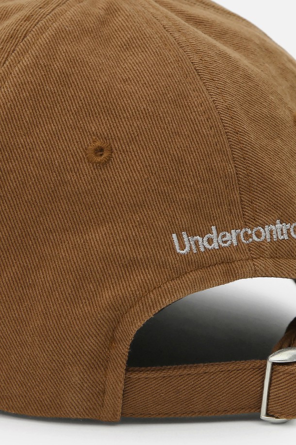 UC (유씨) / WASHED B B (워시드 비비) / DESERT (데저트) 볼캡은 부드러운 면 소재로 제작되어 편안한 착용감을 선사합니다. 빈티지한 워싱 가공으로 자연스러운 멋을 더하며, 앞면에는 시그니처 로고 자수가, 뒷면에는 자수 디테일이 포인트로 들어가 있습니다. 13cm의 모자 깊이와 6.5~7cm의 챙 넓이로 제작되었으며, 뒷면 버클 스트랩으로 사이즈 조절이 가능합니다. 캐주얼, 미니멀, 스트리트 스타일 모두 소화 가능하며, 동네 마실룩, 산책룩, 여행룩에 활용하기 좋습니다.
