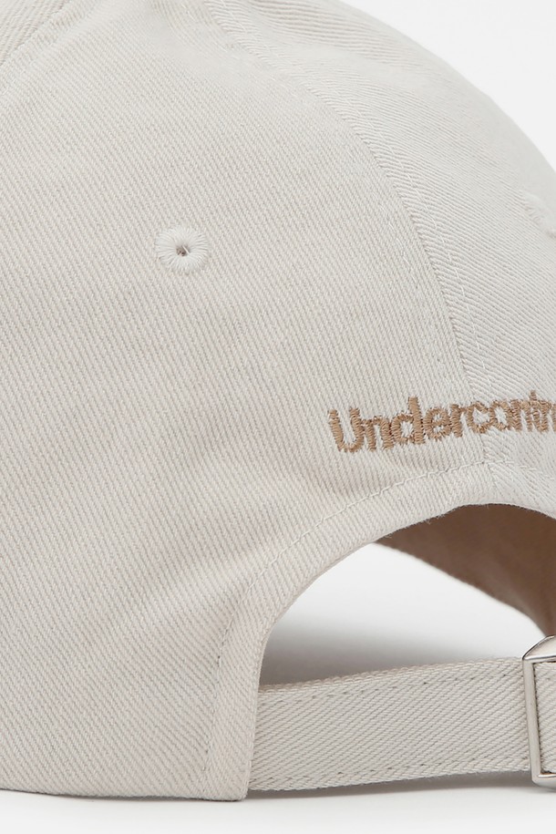 UC / WASHED B B / DESERT MIX (워시드 비 비 / 데저트 믹스) 볼캡입니다. 베이지와 화이트 두 가지 색상으로 제공되며, 봄, 여름, 가을 계절에 착용하기 좋습니다. 면 소재로 제작되어 부드러운 촉감을 자랑하며, 일반 깊이와 챙 넓이로 편안한 착용감을 선사합니다. 무지 패턴에 투톤 배색과 로고 디자인으로 포인트를 주어 캐주얼, 미니멀, 시티보이 스타일 연출에 용이하며, 동네 마실룩, 산책룩, 여행룩 등 다양한 TPO에 활용 가능합니다.
