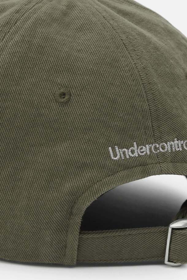 UC / WASHED B B / KHAKI (워시드 비 비 / 카키) 볼캡입니다. 부드러운 면 100% 소재로 제작되어 편안한 착용감을 선사하며, 사계절 내내 활용하기 좋습니다. 빈티지한 워싱 가공과 로고 자수 디테일이 돋보이며, 버클 스트랩으로 사이즈 조절이 가능합니다. 모자 깊이 13cm, 챙 넓이 6.5~7cm로, 캐주얼, 미니멀, 클래식 스타일 모두 소화 가능하며 동네 마실룩, 산책룩, 여행룩에 잘 어울립니다.
