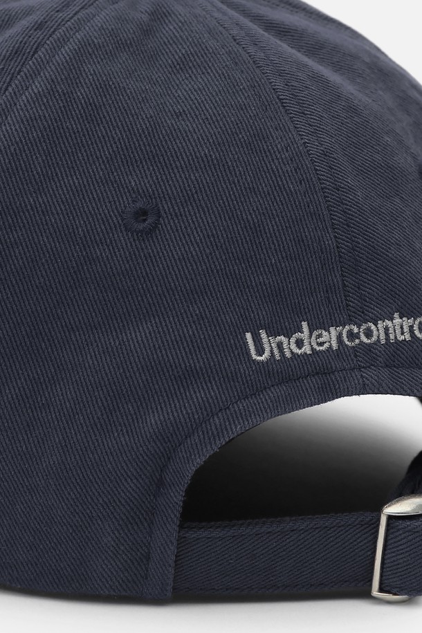 유씨(UC) 워시드 비 비(WASHED B B) 네이비 볼캡입니다. 부드러운 면 소재로 제작되어 편안한 착용감을 선사하며, 워싱 처리된 네이비 컬러가 빈티지한 멋을 더합니다. 모자 깊이 13cm, 챙 넓이 6.5~7cm로, 소프트한 크라운 스타일과 버클 스트랩으로 사이즈 조절이 가능합니다. 로고 자수 디테일이 돋보이며, 데일리룩, 산책룩 등 캐주얼, 미니멀, 클래식 스타일 어디에나 잘 어울립니다. 사계절 내내 활용 가능한 실용적인 아이템입니다.
