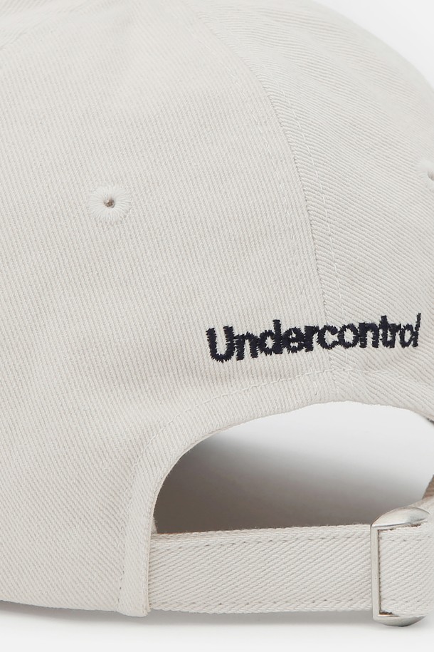 UC / 워시드 비 비 / 네이비 믹스 볼캡은 면 100% 소재로 제작되어 사계절 내내 착용하기 좋습니다. 부드러운 크라운 스타일과 빈티지한 촉감의 워싱 처리된 면 소재가 특징이며, 로고 자수 디테일로 포인트를 더했습니다. 모자 깊이 13cm, 챙 넓이 6.5~7cm로, 뒷면 버클 스트랩을 통해 사이즈 조절이 가능합니다. 캐주얼, 미니멀, 클래식 스타일의 옷차림에 잘 어울리며, 동네 마실룩이나 산책룩에 편안하게 매치할 수 있습니다.
