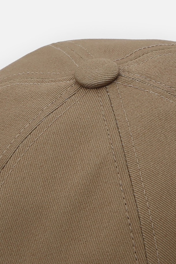 몰드캡/트윌 코튼/컴뱃/데저트입니다. 면 소재의 부드러운 촉감이 돋보이는 비니 스타일의 몰드캡으로, 사계절 내내 활용하기 좋습니다. 미니멀하고 캐주얼한 디자인으로, 동네 마실룩이나 산책룩에 자연스럽게 어울립니다. 후면 플라스틱 버클 스트랩으로 사이즈 조절이 용이하며, 7-12cm의 모자 깊이와 챙이 없는 디자인이 특징입니다. 베이지와 데저트 두 가지 컬러로 출시되었으며, 무지 패턴에 라벨과 버클 장식으로 포인트를 더했습니다. 원 사이즈(56-60cm)로 편안하게 착용할 수 있습니다.
