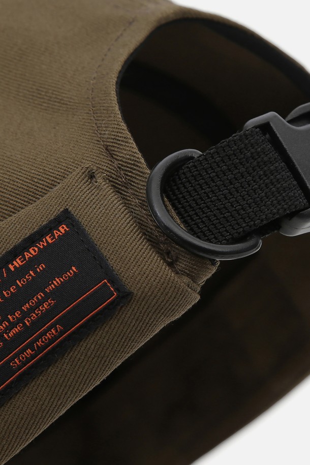 몰드 캡 (MOLD CAP) / 트윌 코튼 (TWILL COTTON) / 컴뱃 (COMBAT) / 카키는 사계절 내내 착용하기 좋은 모자입니다. 부드러운 면 소재의 트윌 (Twil) 패턴으로 제작되었으며, 비니 스타일 디자인으로 편안한 착용감을 제공합니다. 7-12cm 모자 깊이와 챙이 없는 디자인으로 캐주얼, 미니멀, 시티 보이 스타일 연출에 용이합니다. 라벨과 플라스틱 버클 스트랩 디테일이 있으며, 56-60cm 내부 둘레로 사이즈 조절이 가능하여 누구나 편안하게 착용할 수 있습니다. 동네 마실룩이나 산책룩에 매치하여 멋스러운 스타일을 완성해보세요.
