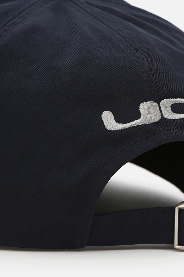 **UC 5패널 윙 캡 (네이비)**

부드러운 촉감의 나일론, 면 혼방 소재로 제작된 네이비 컬러의 캡모자입니다. 얇은 두께감으로 봄, 여름에 착용하기 좋으며, 5 패널 구조와 트러커 캡 디자인이 특징입니다. 13cm 모자 깊이와 6.5~7cm 챙 넓이로 편안한 착용감을 제공하며, 사이즈 조절이 가능합니다. 실버톤 시그니처 로고 자수와 버클 디자인으로 포인트를 더했습니다. 동네 마실룩, 산책룩, 여행룩, 캐주얼, 미니멀, 시티보이 스타일을 즐기는 분들께 추천합니다.
